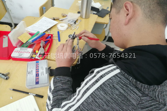 内蒙高中毕业去学开锁技术好学吗？