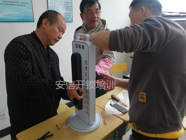 巴楚学开智能锁哪里学得比较快？