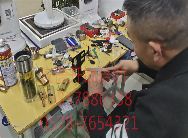 乌什学开锁技术